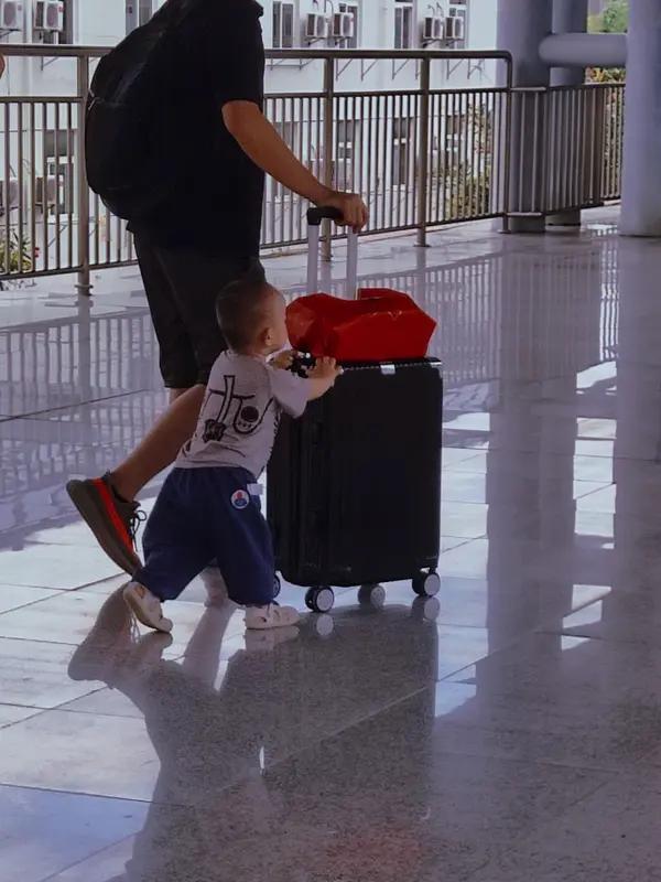 4月5日 D5532次动车上，小孩全程吵闹 列车长劝阻无效，大学生忍无可忍当场怒