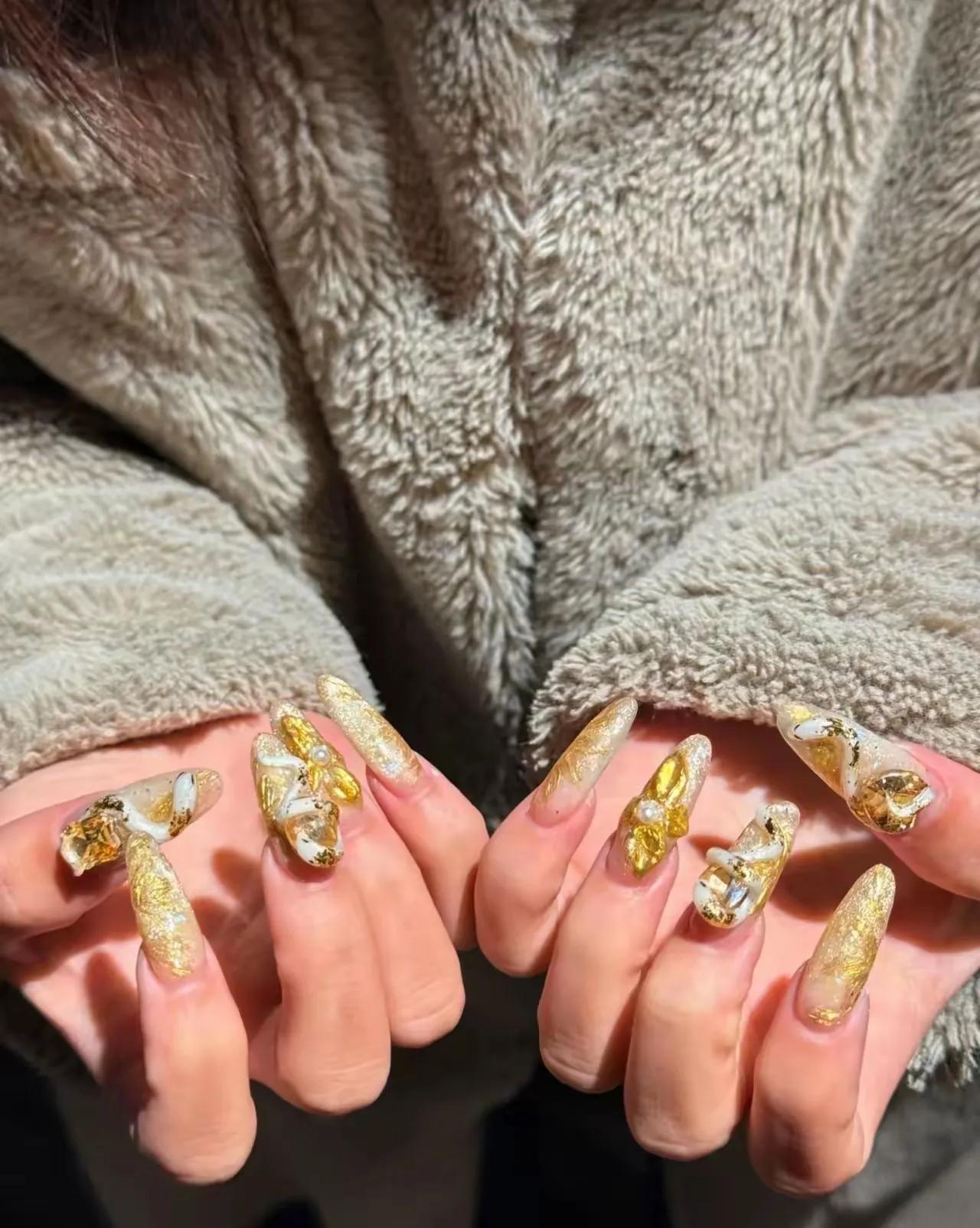 闺蜜过年把一双手弄成了黄金美甲，说是一年财运满满，我感觉她这是在偷懒，这样一双手