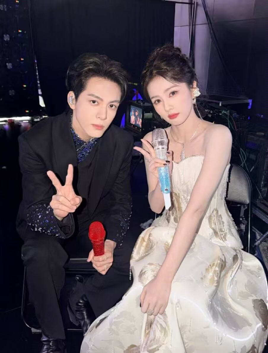 2025爱奇艺尖叫之夜 爱磕CP的幸福晕了，白鹿曾舜晞合唱《唯一》梦回《临江仙》