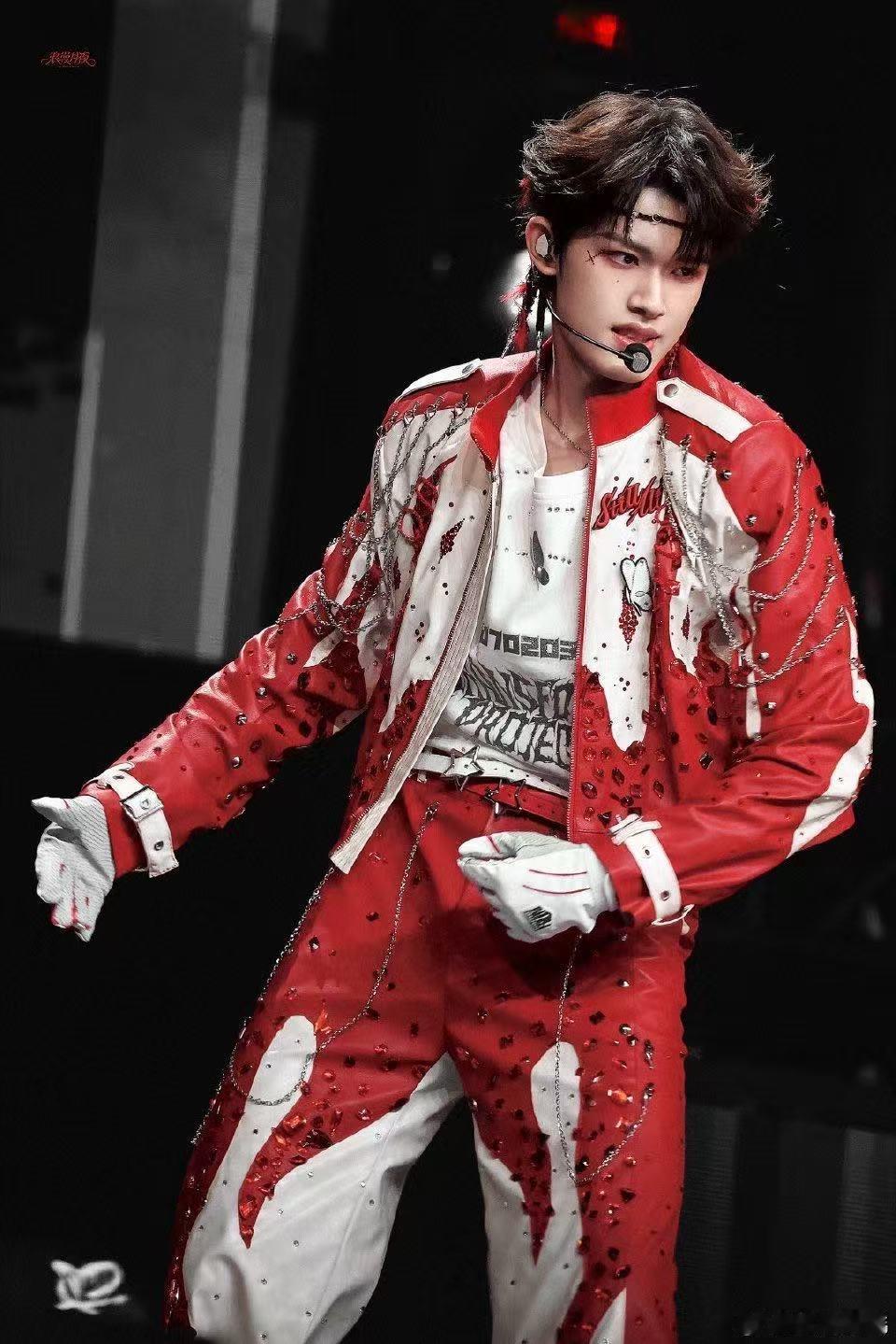 张极转音转强混转头声 从低沉到高亢的过渡平滑又富有张力，声音的动态范围让人惊喜。