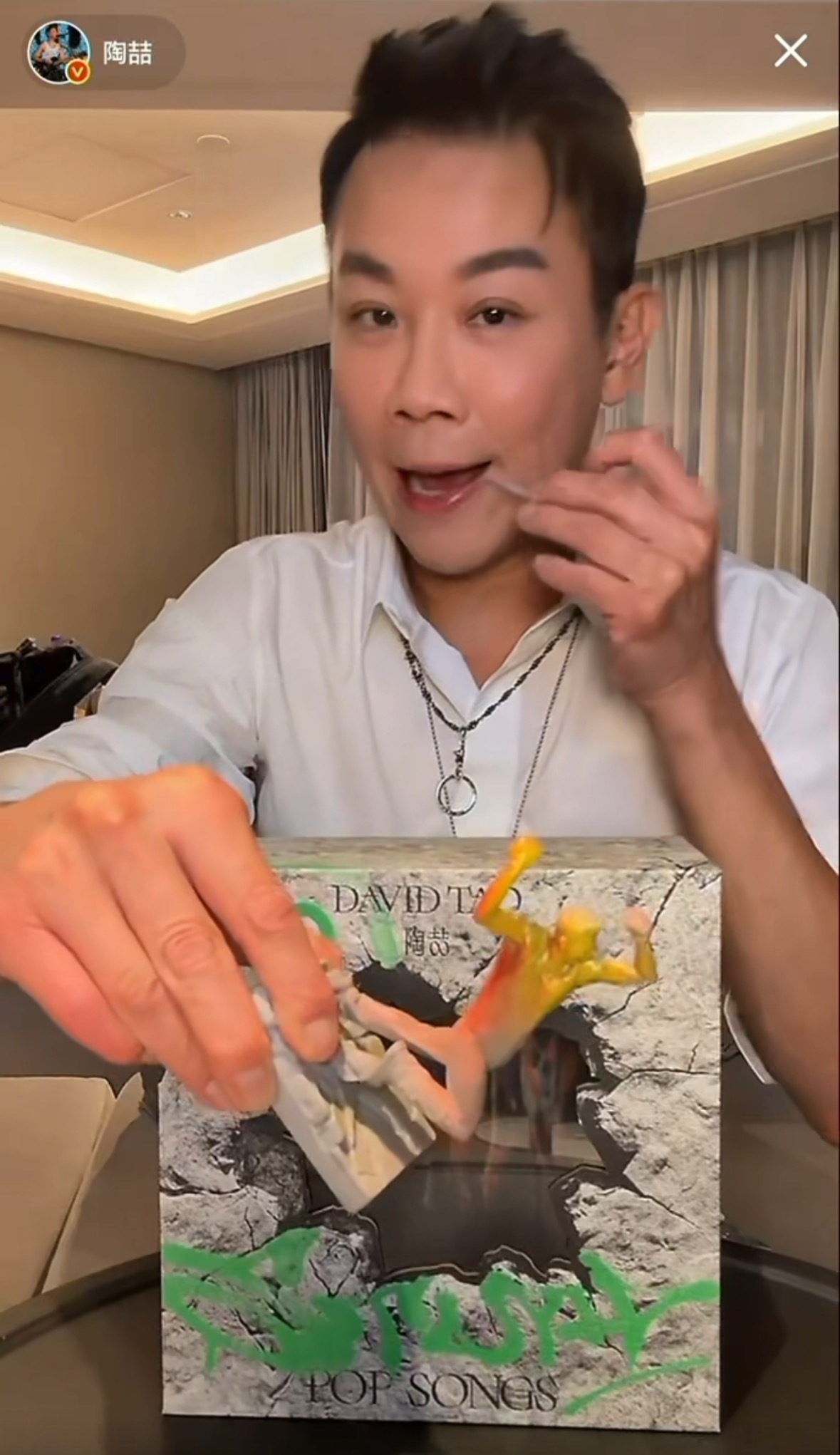 陶喆用锤子剔牙 哇塞！直播又贡献了一个经典名场面！介绍新专辑亲自喷漆的小公仔，说