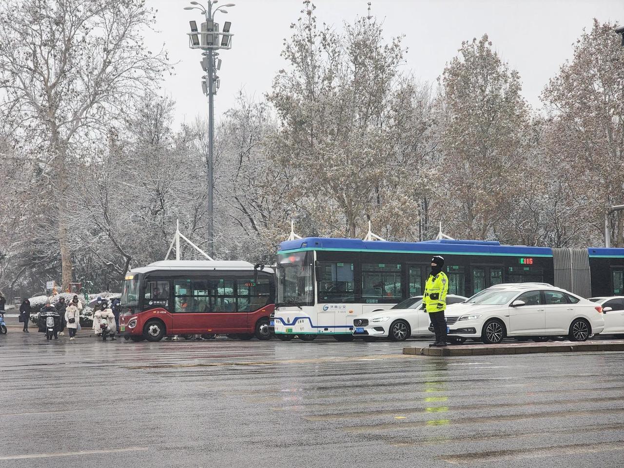 2025年，济南的第一场雪[赞]，只是打湿了地皮，装扮了树梢，感觉太敷衍了。
