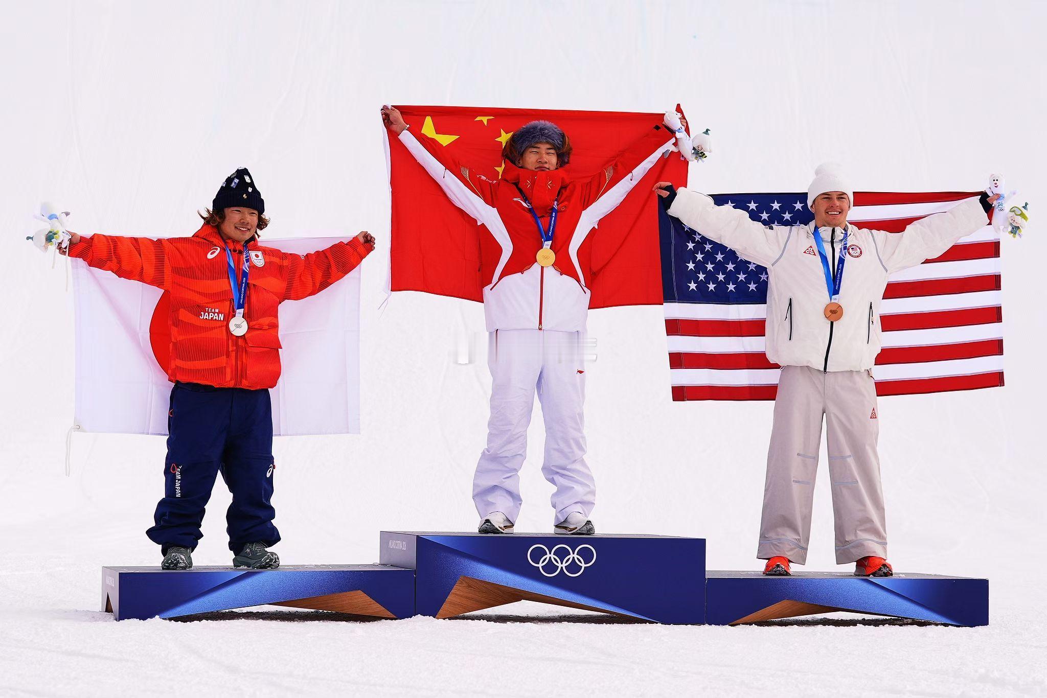 苏翊鸣成中国单板滑雪首位双金王这组照片拍的太帅了，奥运冠军的自信与勇气，体现的淋