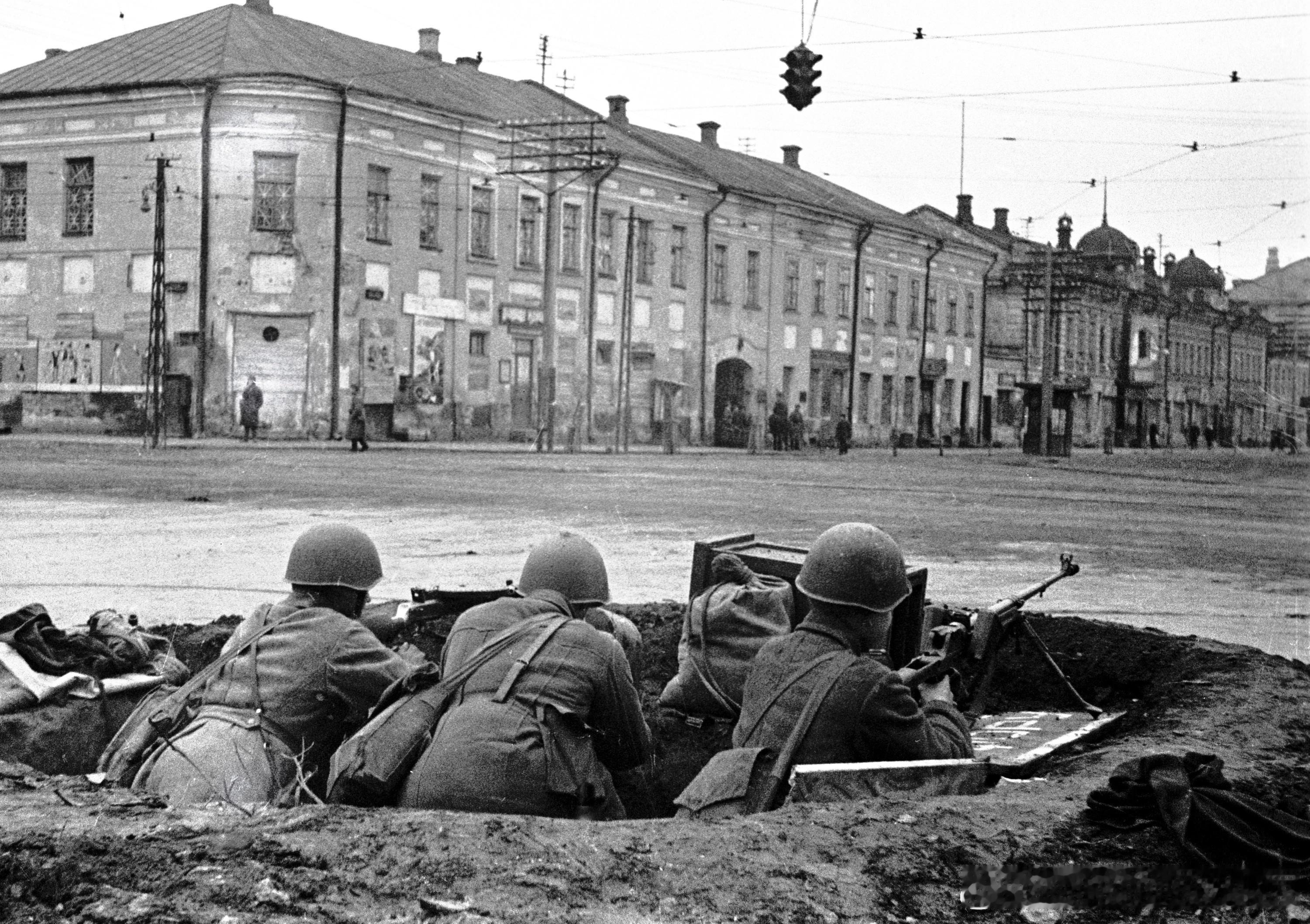 1941年10月苏联机枪手和反坦克兵在图拉市苏维埃街与公社员街（现列宁大道）的十