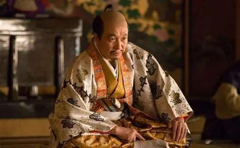 一个连名字都没有的穷农民之子，在日本战国最乱的年代，从给人暖草鞋开始，一路混到让