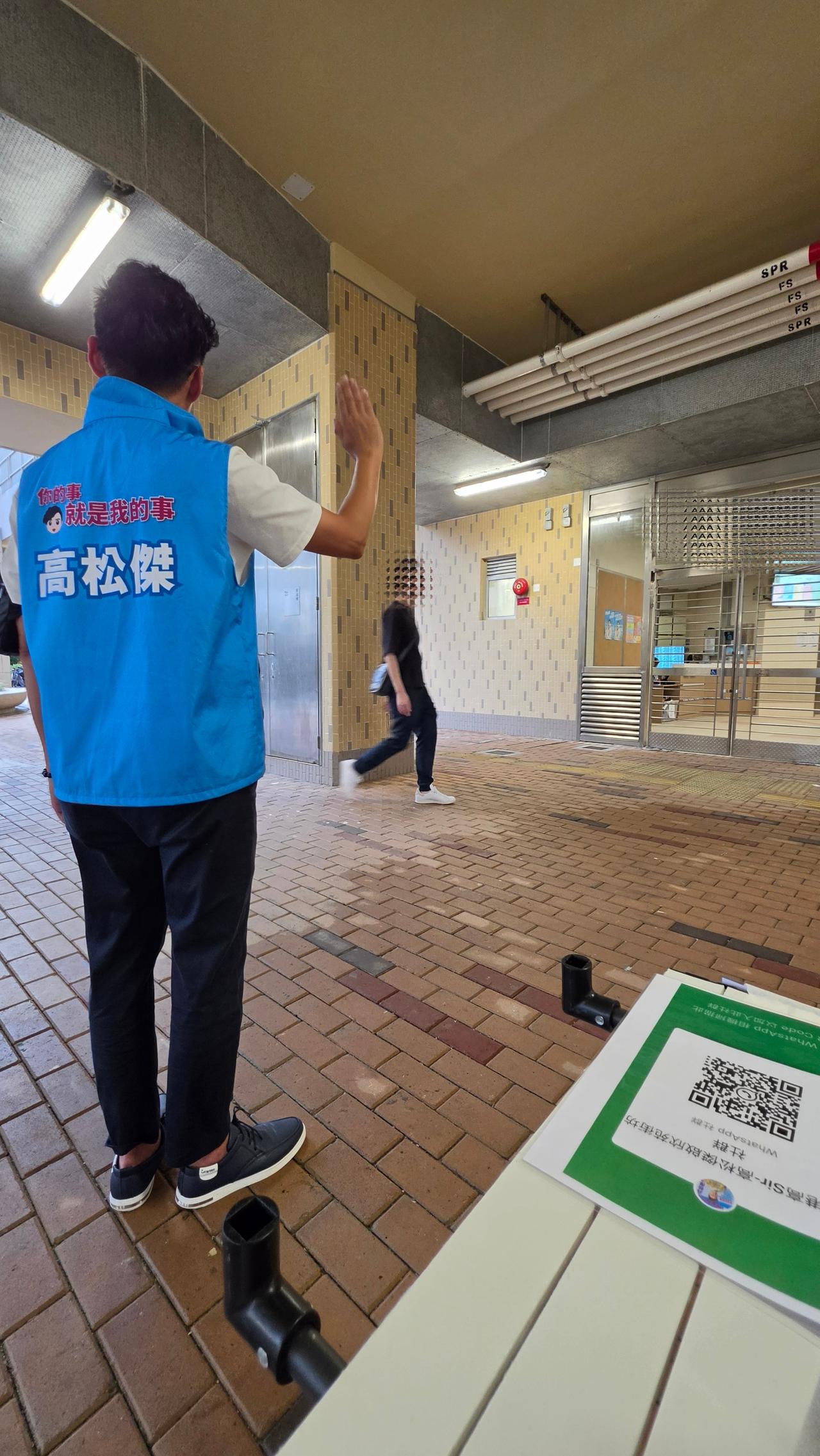 高Sir下午落区，去到启悦苑开街站，向每一位街坊问好，接受街坊查询。

启德启德
