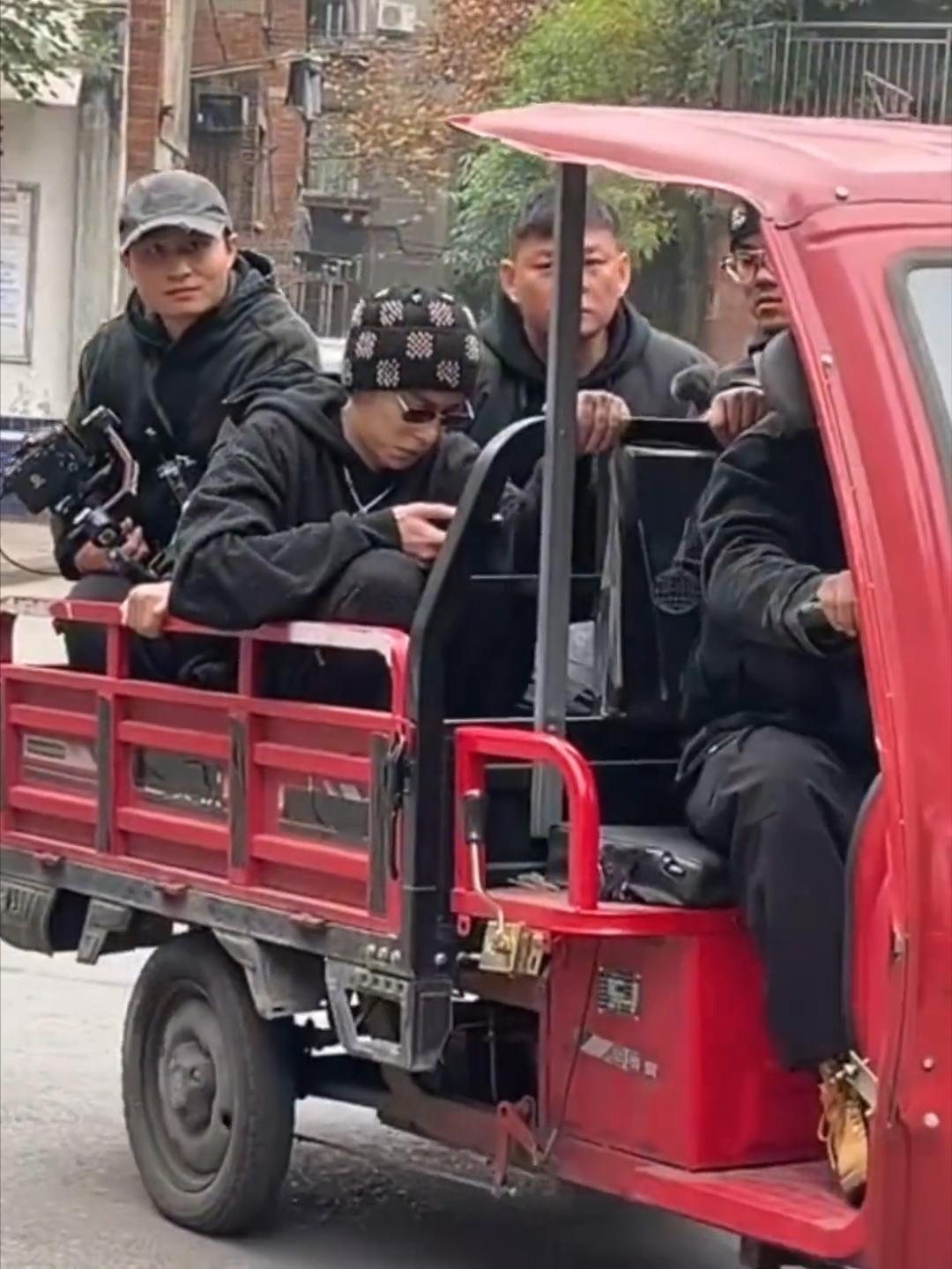 王鹤棣好大的胆子啊！[偷笑][吃瓜群众][心]
和大家伙一起坐电三轮车，自己都忍