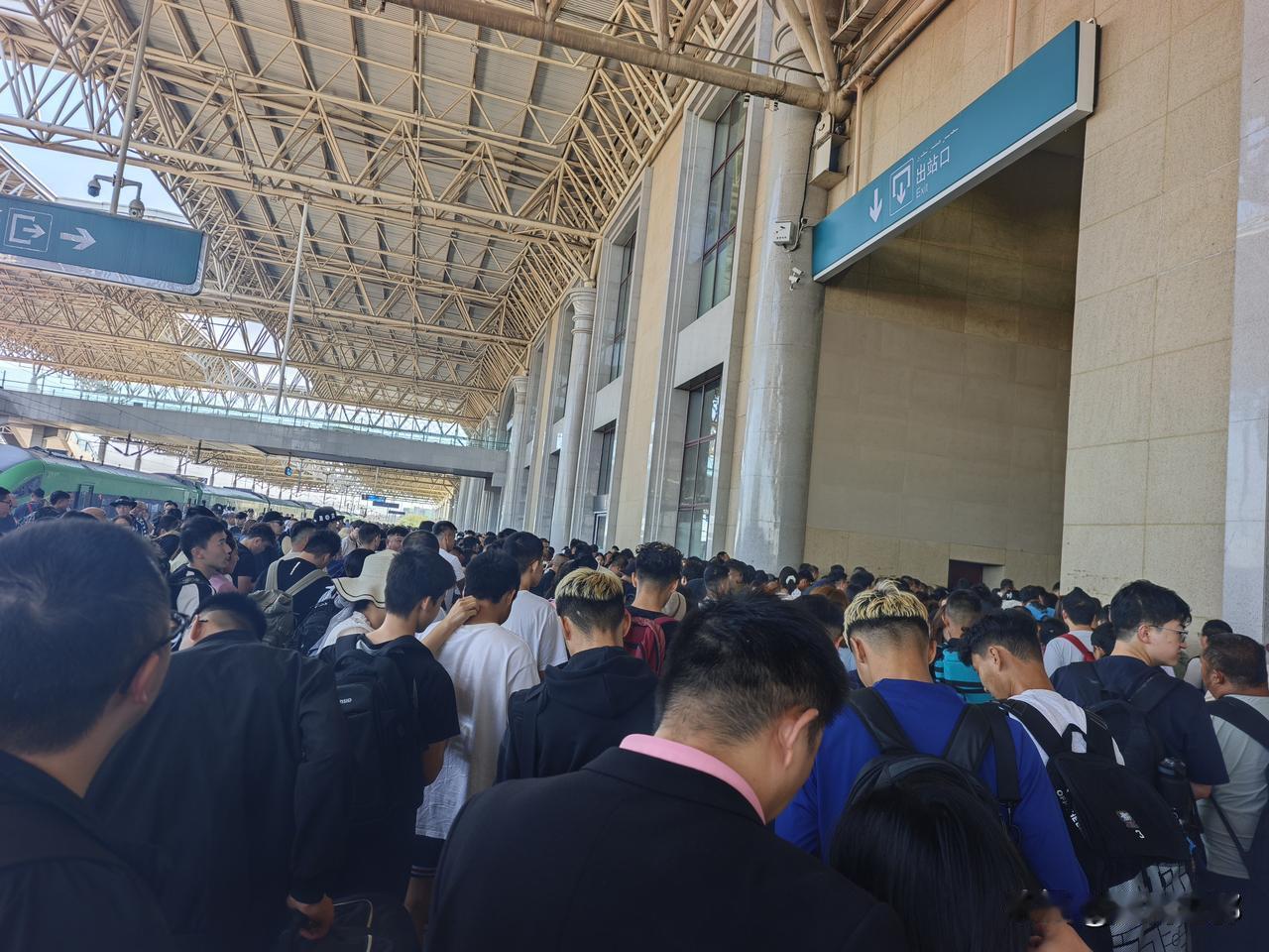 各地学生要开学了，各地马上要安静下来了，最近看到很多来新疆上学的学生不好买车票，