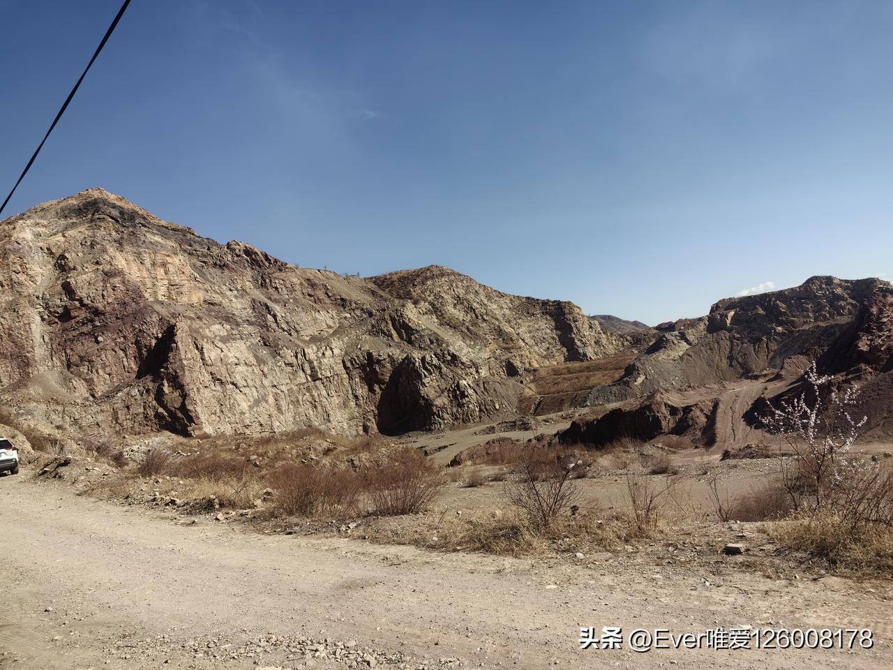 想象自己是那个孤独的旅人，置身于荒凉的山谷，开启探索未知的旅程。就像刘子超深入中