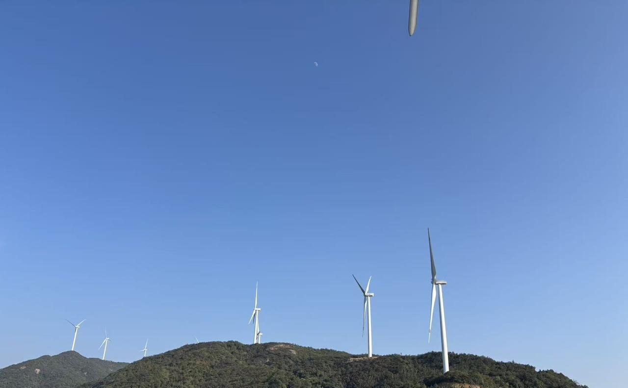 老师们还真不容易，  前几年嗓音温柔甜美的女教师，现在就变成了一个粗嗓门了。昨天