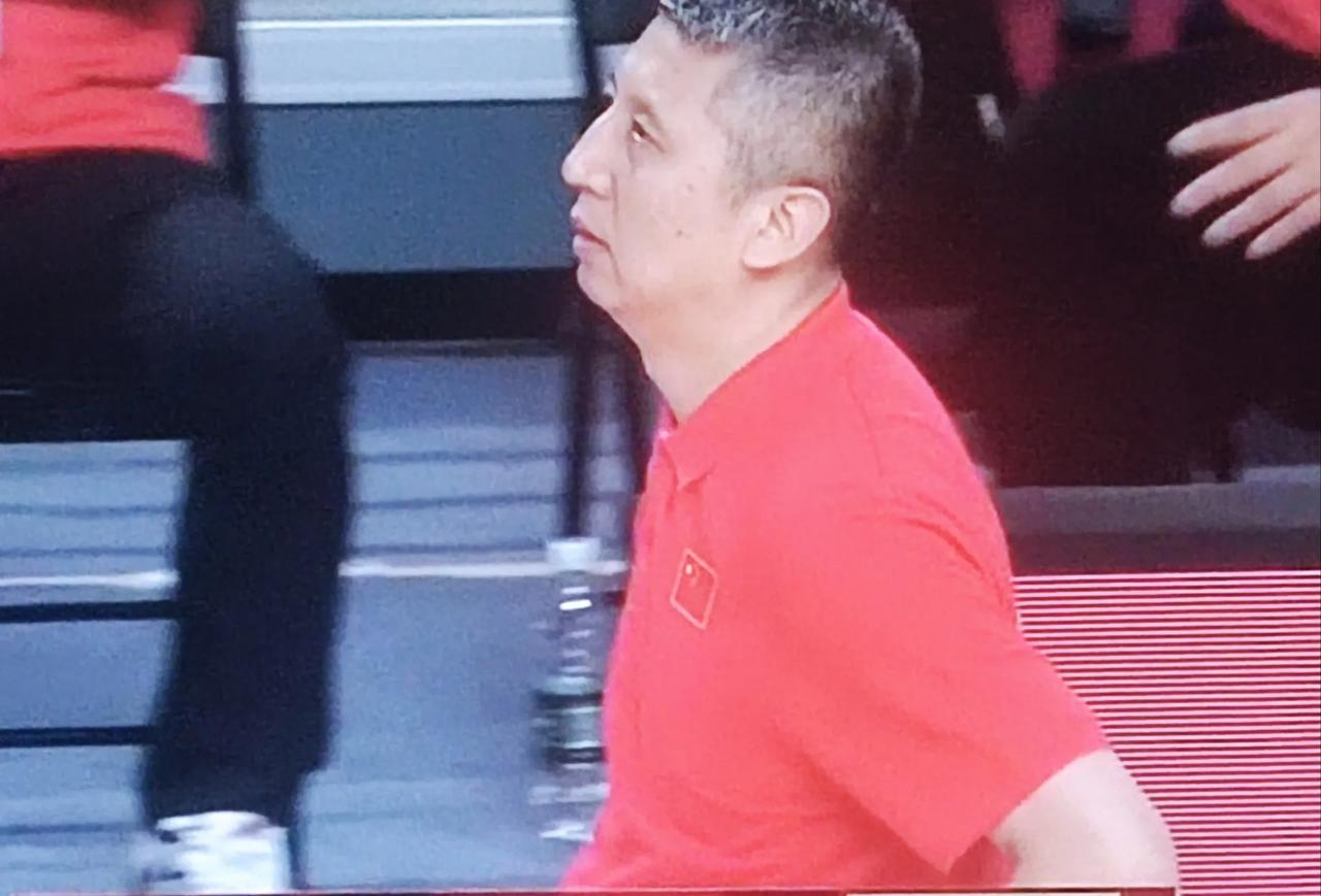男篮在长沙打完第二场热身，今天宣布五人先行离队，这五个人是:广东队胡明轩，吉林姜