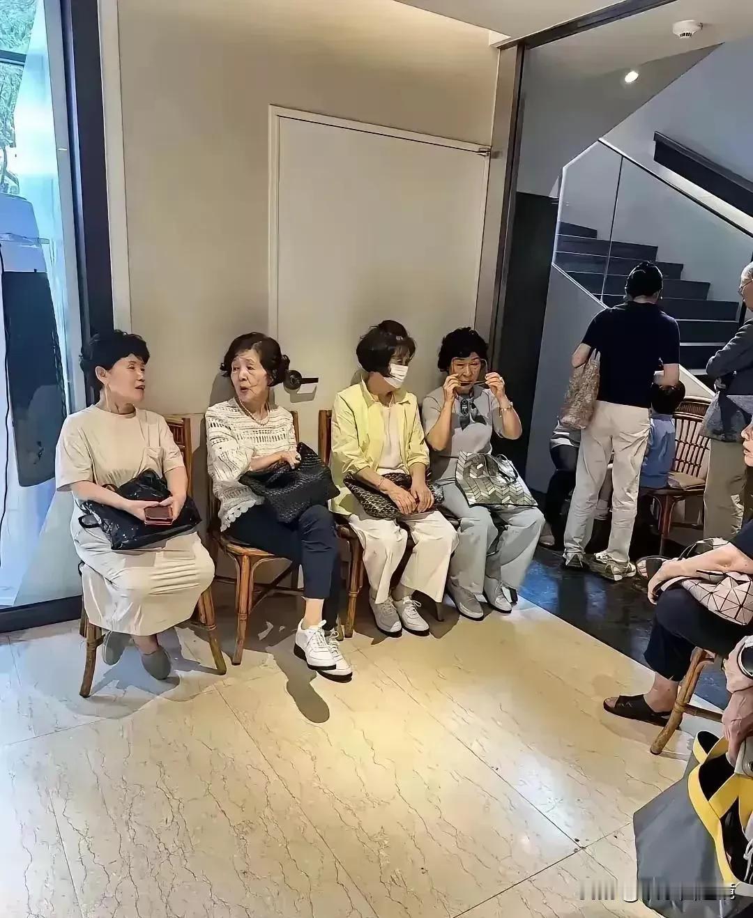 让我们来比较观察一下韩国大妈和中国大妈有什么不同。
图1是韩国大妈，图2是中国大