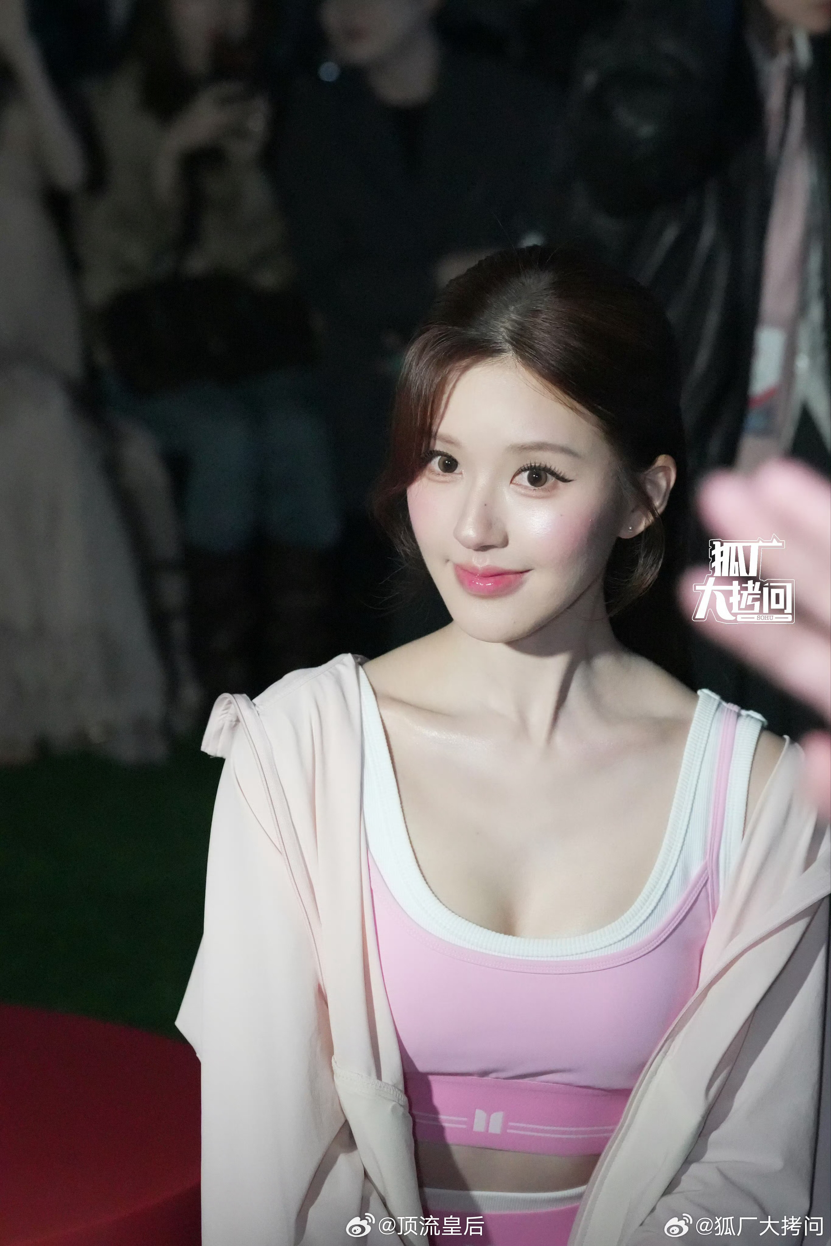 今天的赵露思像粉嫩娇艳的水蜜桃诶，状态真棒。 