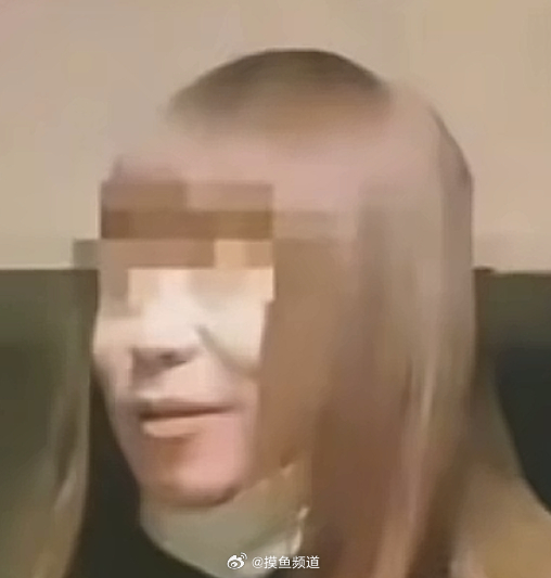 你们吃到那个红姐的瓜了吗？我刚刷到[笑cry]大概意思是一个五六十岁的男的戴着一