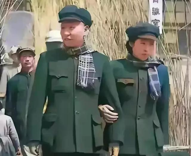 1948年，新婚的刘少奇王光美在西柏坡拍了照 ​​​