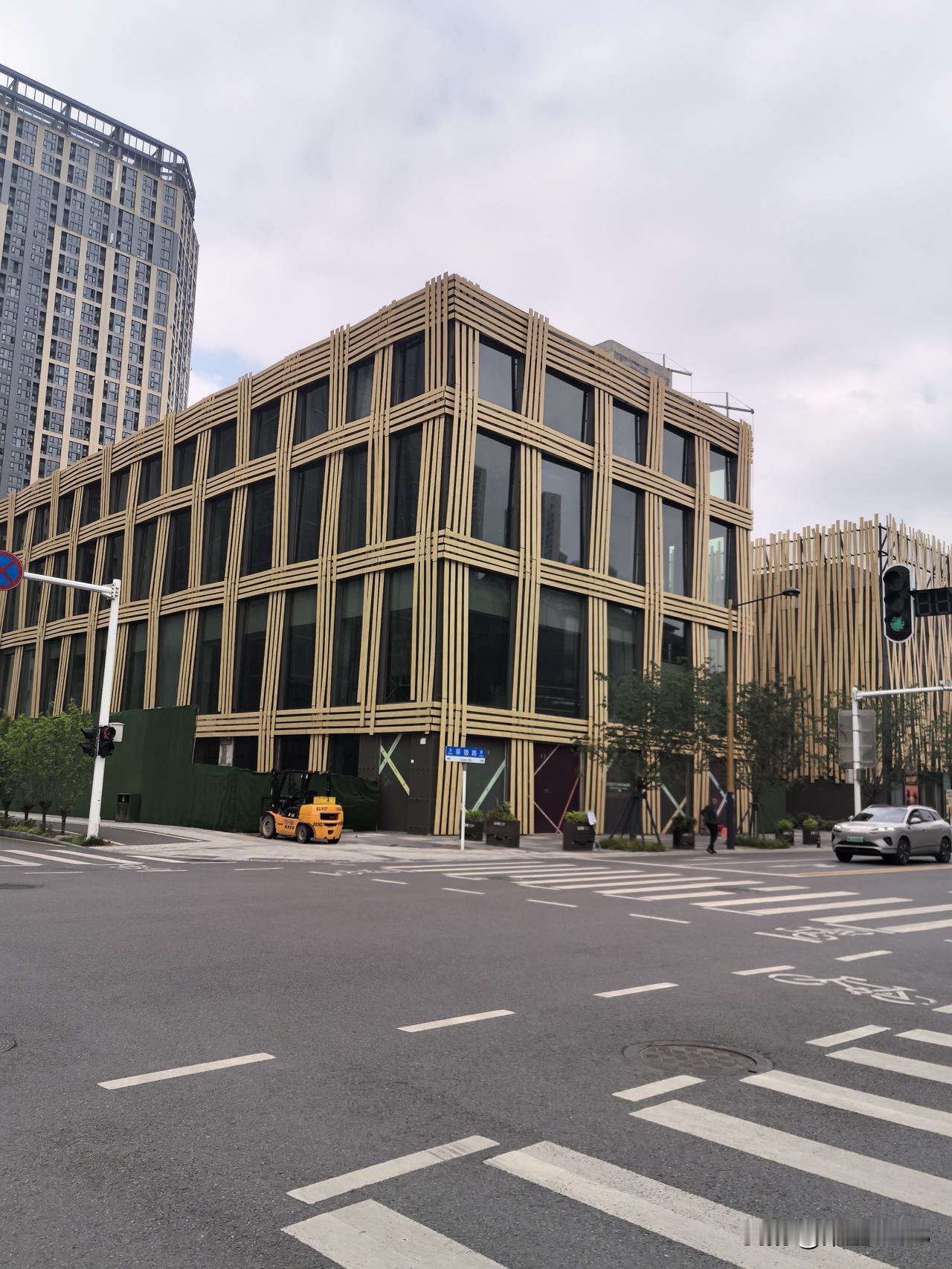 家里5年前搬新家，装宽带时，小区里有中国电信的销售团队上门服务，很热情，我选择了