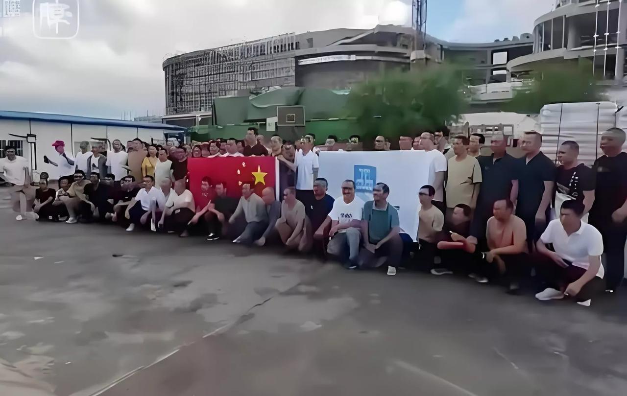 电影画面再现！

中国公民谈从黎巴嫩撤离经过，撤离时，车顶上贴了国旗，和以前看的