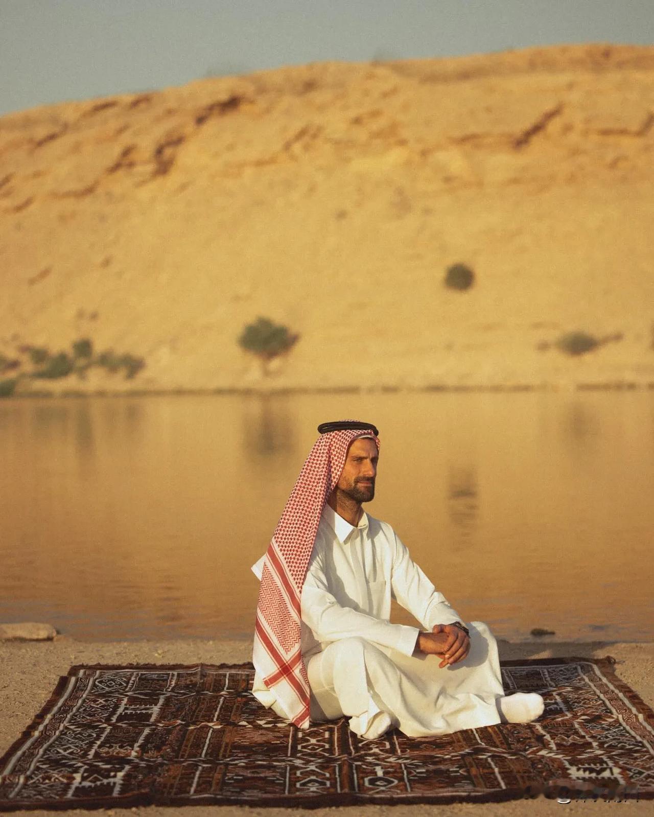 “阿拉伯酋长”德约科维奇。他身边缺一匹骏马，肩膀上也少一只鹰隼[奸笑]。