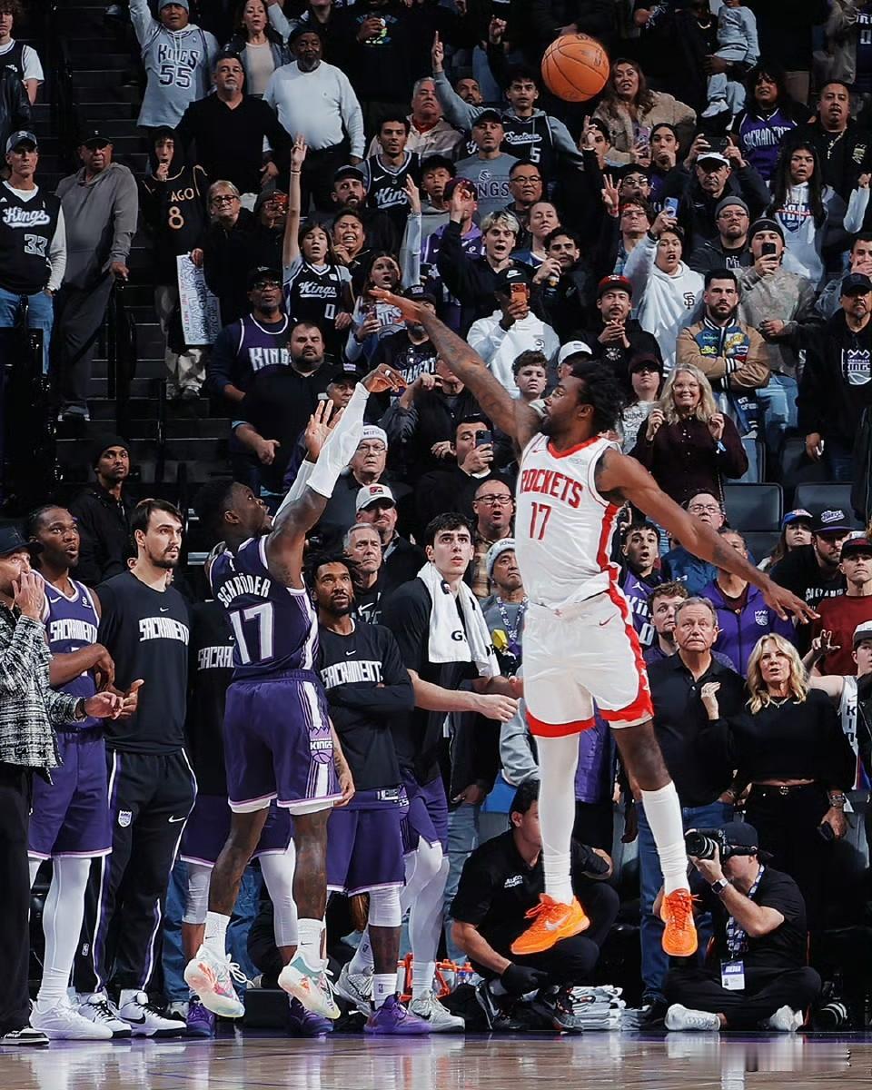 高难度！施罗德绝杀球尺寸对比！

今天国王队主场对阵火箭队的比赛，施罗德在加时赛