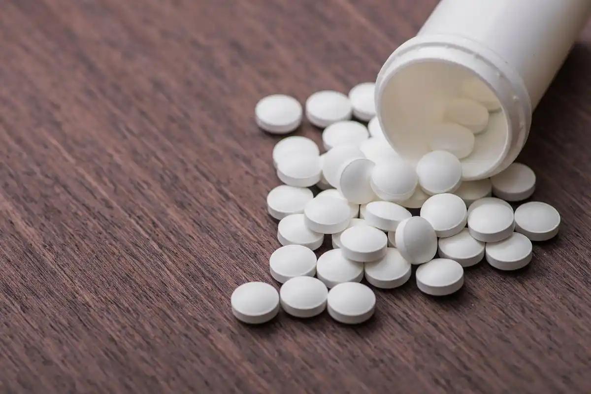 张大姐今年 48 岁，查出高血脂后就一直吃阿托伐他汀，想着按时吃药准没事。可才过