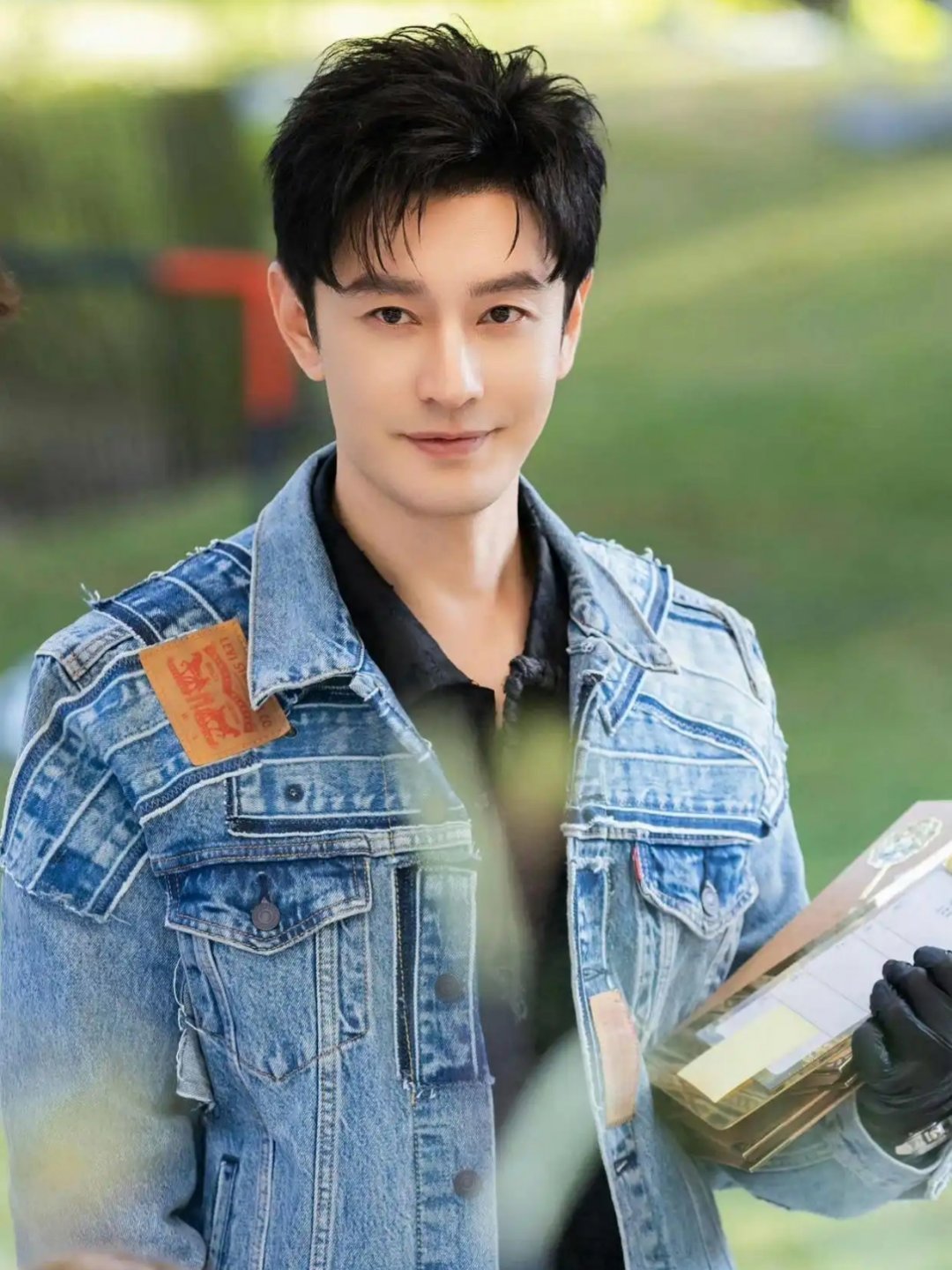 黄晓明已去交警部门接受处罚黄晓明晒和儿子春日骑行照 黄晓明发布与9岁儿子小海绵春