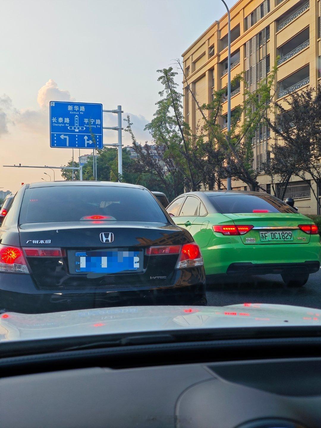 强烈建议南通开通拍照举报！！今天和昨天都遇到俩极氪车主疯狂加塞，今儿更夸张，右边