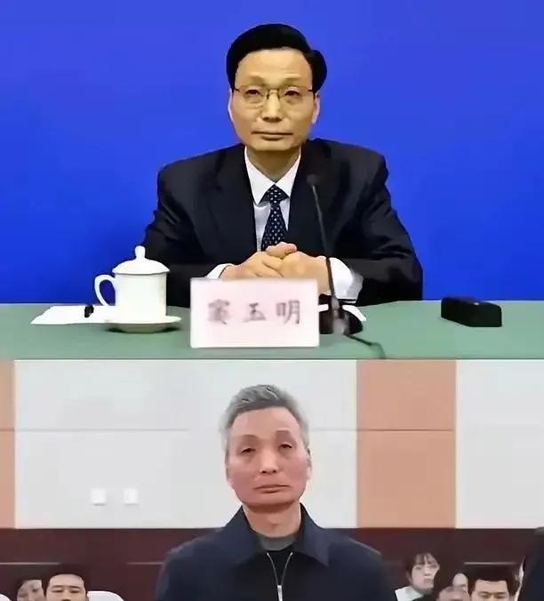 大家有没有注意到，那些贪官在被关进去之前个个都是满头黑发，可进了牢房没多久，头发