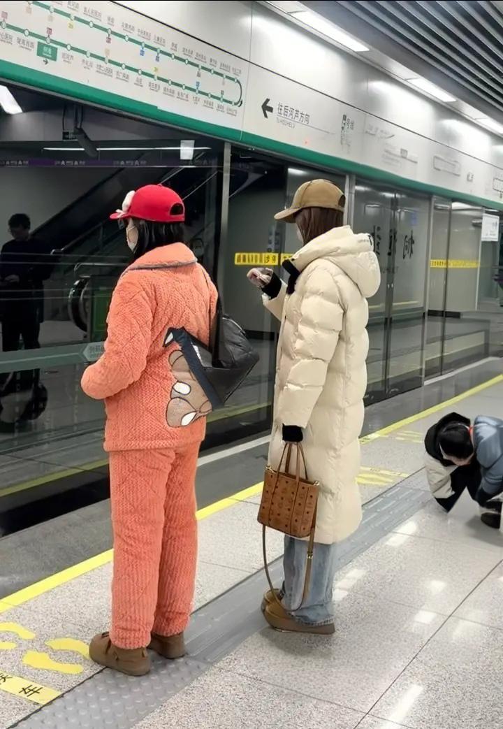 这穿睡衣的小姐姐是怎么做到不尴尬的？[捂脸]