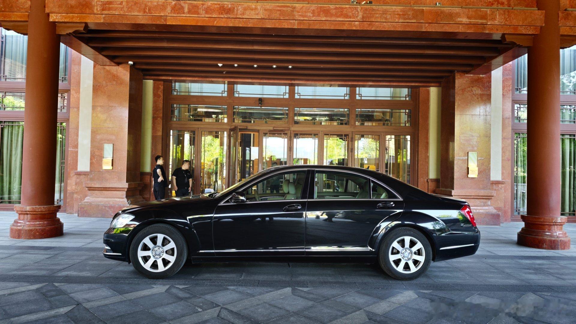 这家酒店的礼宾接送车。这才是S300L的正确打开方式。 北京·北京海湾半山酒店