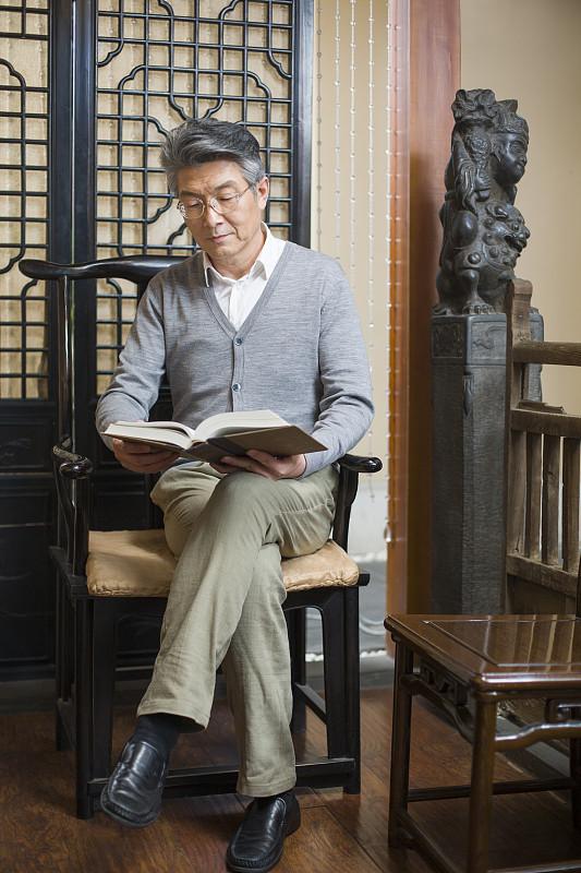 人老了学习可以快乐吗？
       91岁著名作家王蒙称，学习于他是快乐满足的