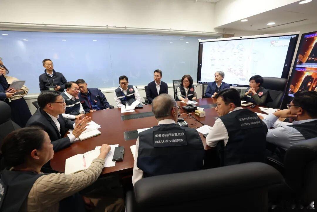 香港大火六问六答香港大火，损失惨重。今天凌晨，香港特区行政长官李家超表示，火灾造