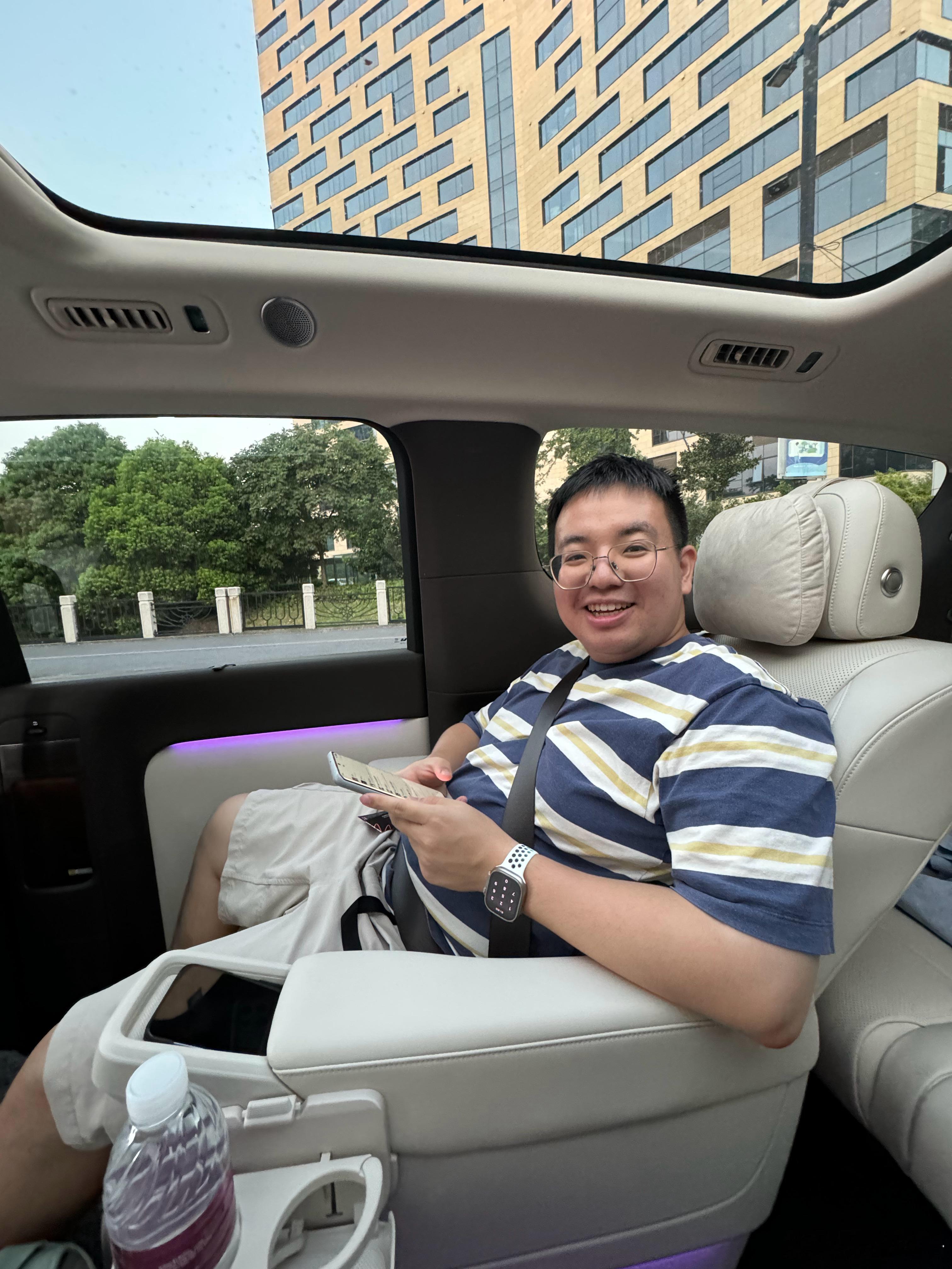 上海偶遇鸭核心蹭一下他的MEGA#理想MEGA##理想L6##大v聊车##新能源