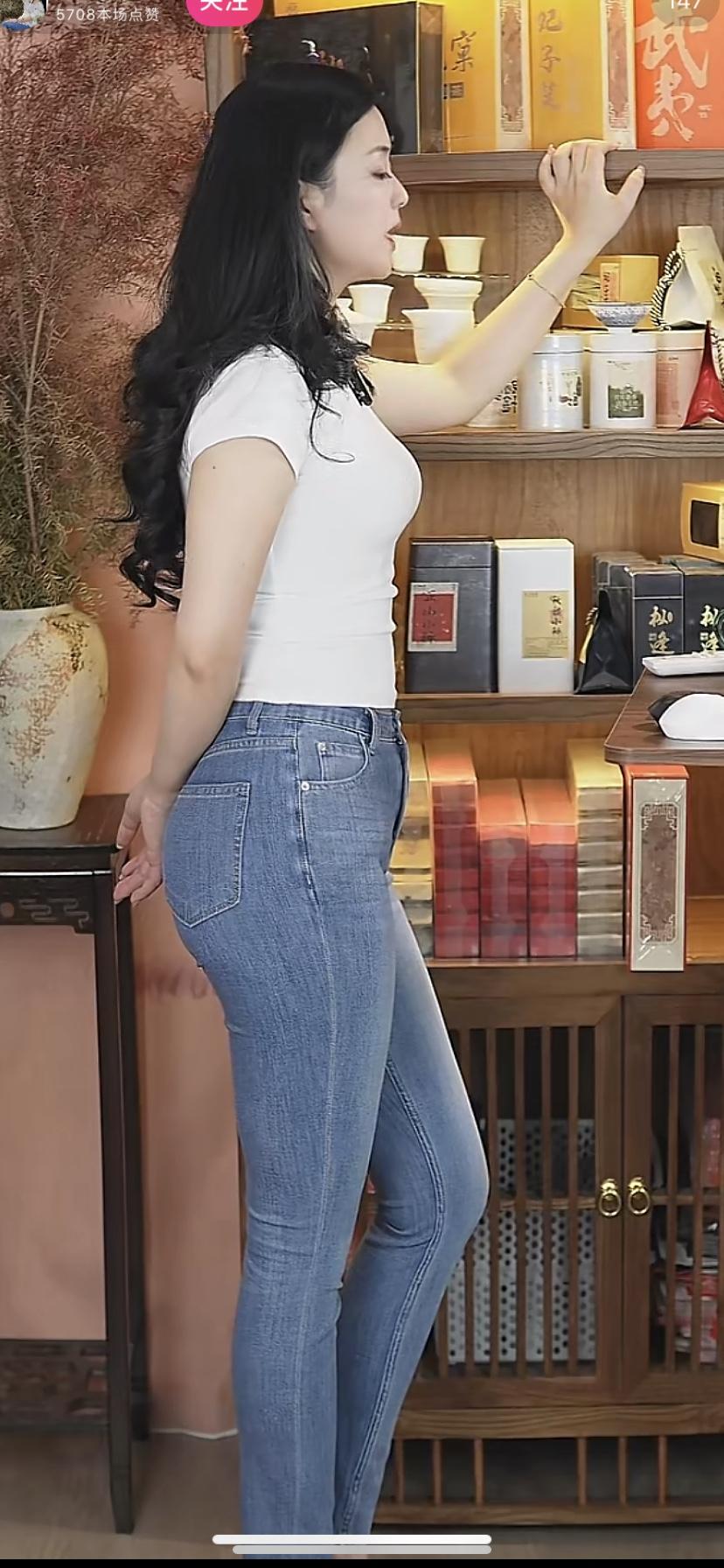 优雅气质穿搭，复古风牛仔裤搭配简约白T恤，尽显时尚魅力！