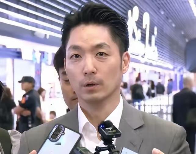 好听的话谁都爱听，尽管台湾的蓝绿不同道，但对于绿营王世坚的奉承拍马屁，蒋万安还是