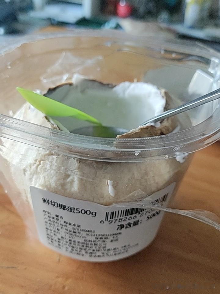这个大椰子
还真不错
原产地泰国
经过一定的设计与包装
方便喝椰子水
真不错哈哈