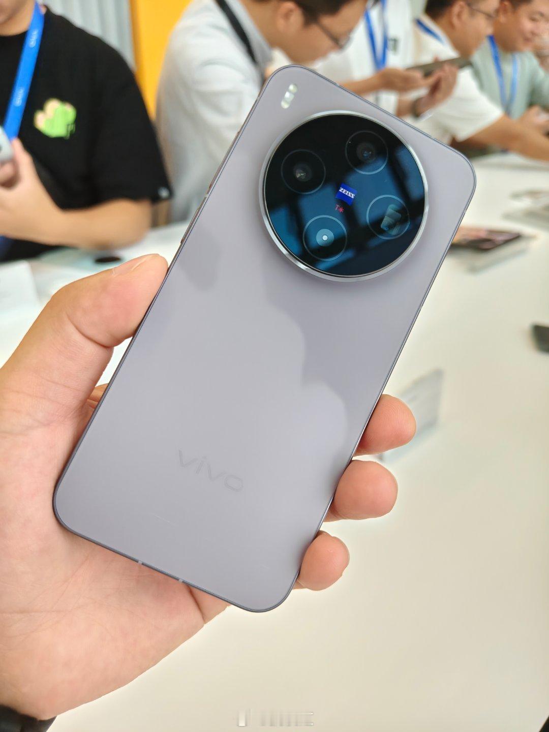 提前上手体验了vivo X300系列 ，颜值高，配色方面很有新意，质感棒，影像标
