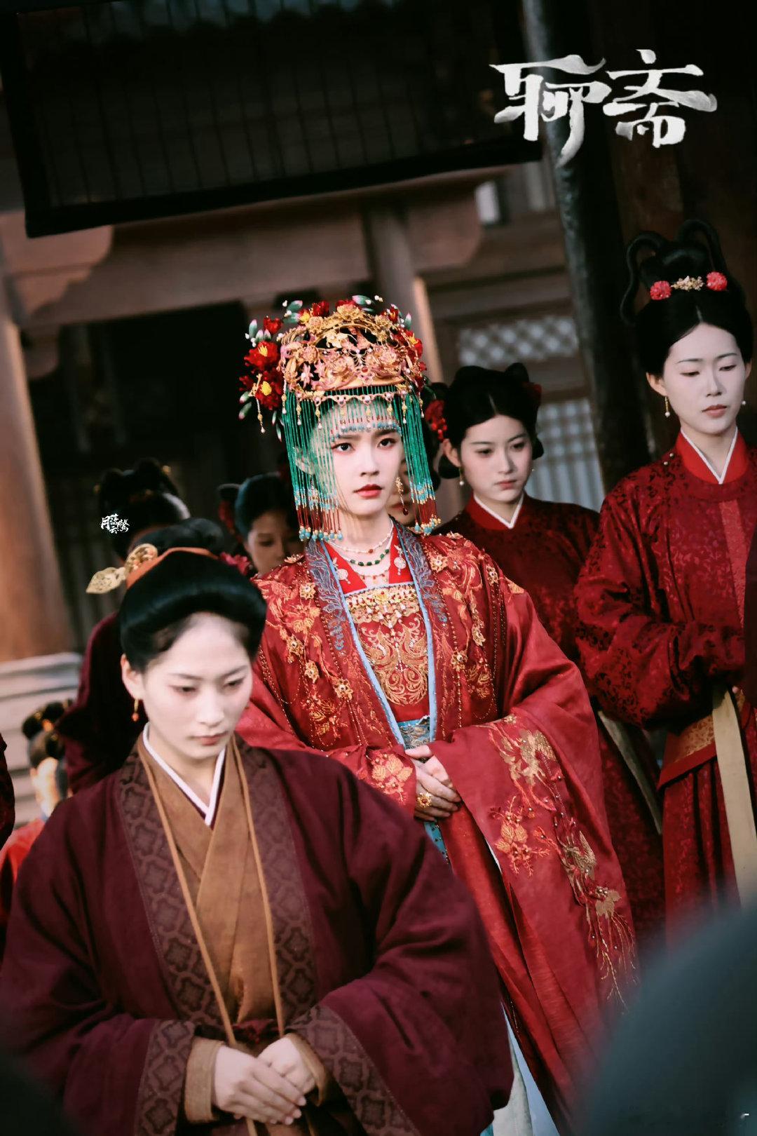 林允出逃鬼新娘 林允“出逃鬼新娘”造型，活脱脱从聊斋画卷中走出。珠帘轻垂，像是要