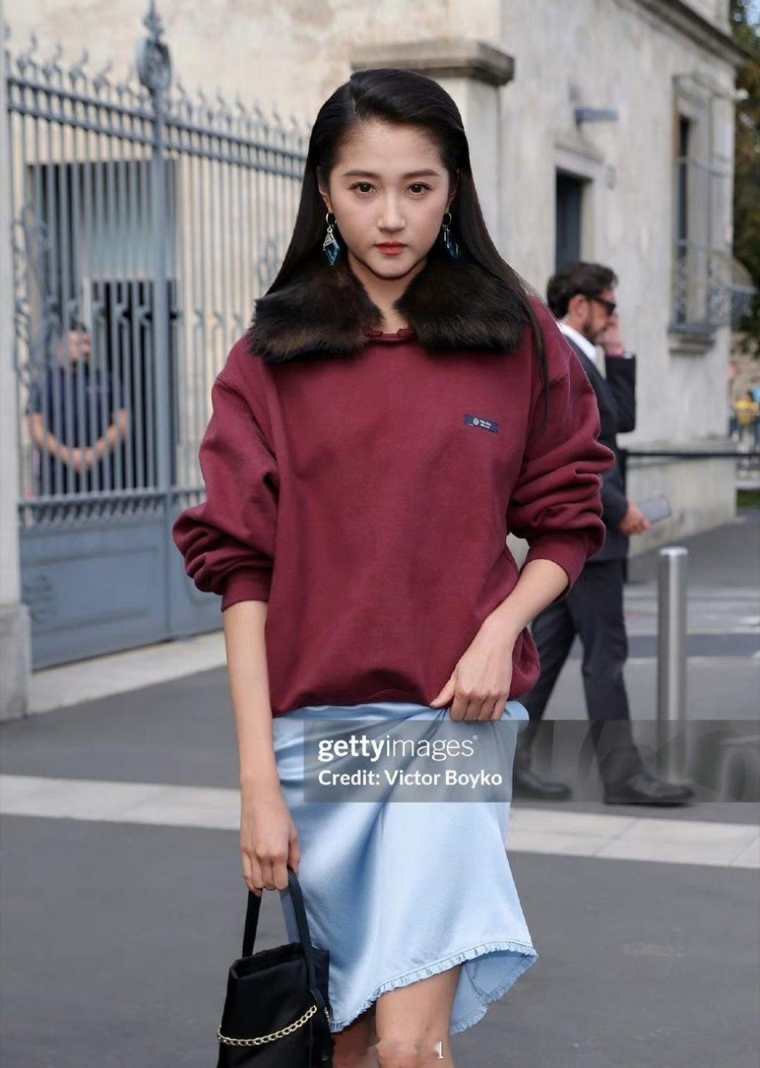 关晓彤的看秀G社生图来了，暗红色上衣搭配浅蓝色过膝裙，还梳了个斜分发型，emmm