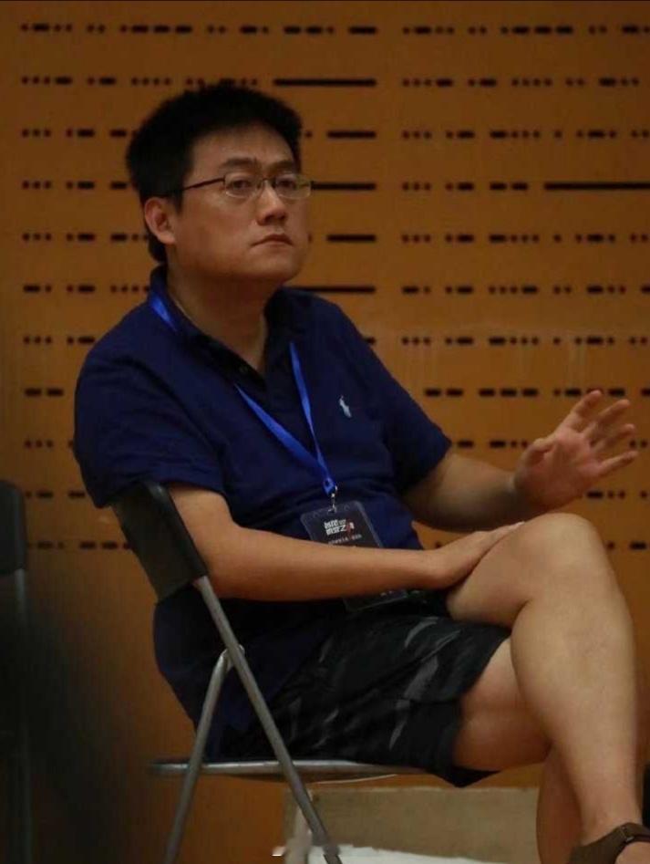 #张峻豪演艺活动将暂停#各位脑补一下，李飞看到张峻豪现在这个样子第一句话想对他说