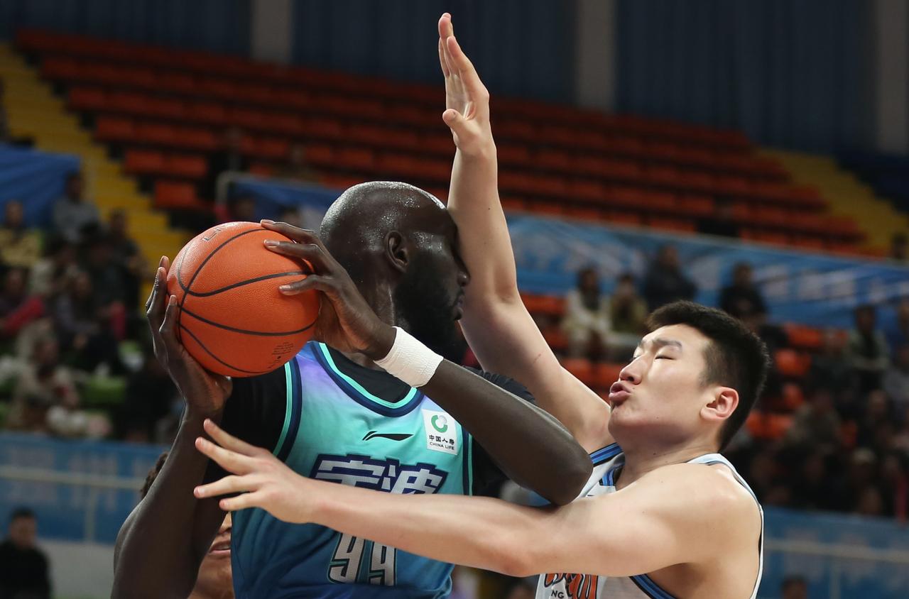 果然迎来了四连败，并成就了深圳队的十连胜！但新疆队为什么会在自家的主场阴沟翻船？