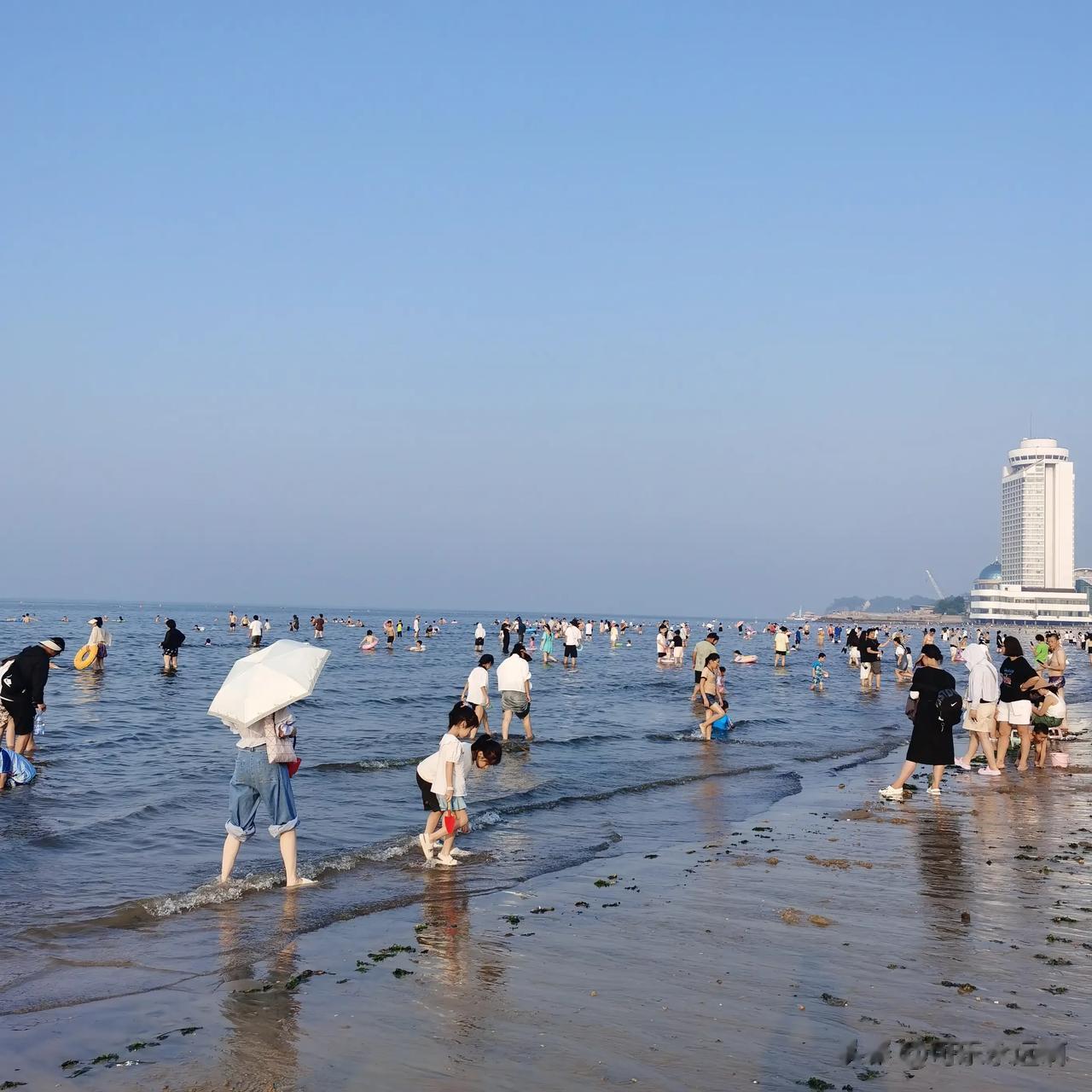  
凉爽的海风吹走了海滩的炙热和所有烦恼，秋天的海依旧是蓝色的
海盐味的秋风把橙