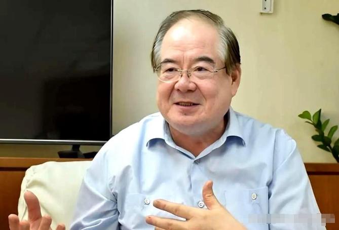 国民党副主席李乾龙，77岁了，前两天干了一件事：他死活不要人扶，自己一步一步，爬