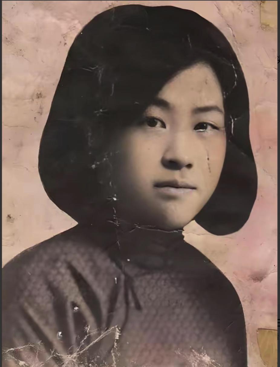 1938年，20岁女党员刚下火车，便发现4人尾随，她与二嫂对视一眼，做了一个惊人