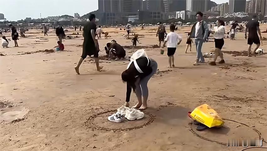 请易中天先生，以及一众标榜 “独立思考” 的人，在西方国家里找出一个能像中国这样