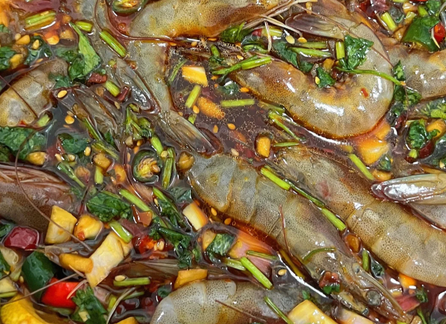 第一次吃生腌虾悄悄用热水烫熟了 这辈子没办法和生食和解，放进嘴里的那一刻嗓子眼仿