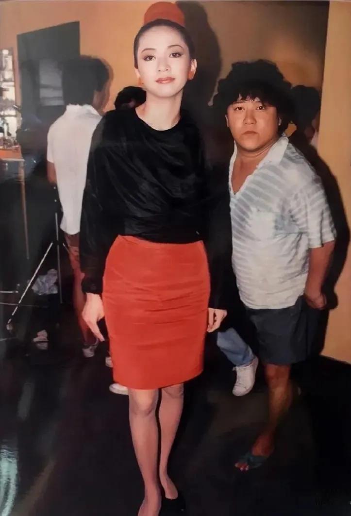1988年，曾志伟穿着拖鞋特意跑到片场后台与梅艳芳合影。年轻时的梅艳芳确实颜值担