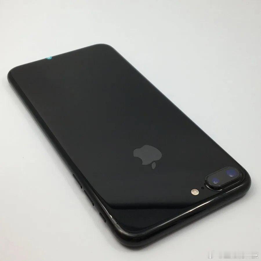#你最想复活哪款数码产品# iPhone7 Plus吧，那个亮黑色的工艺真得很强