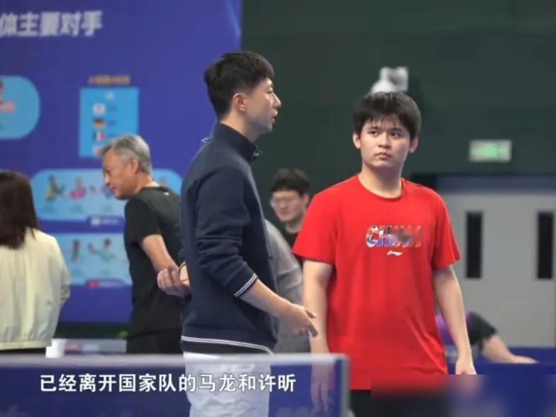 国乒出了件怪事，两个刚拿了百年荣誉的世界冠军，不度假、不直播，居然跑回成都基地当