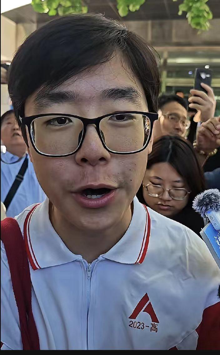 要说今年最火的考生，那必定是这位人大附中的学生了！提前交卷20分钟，问他为什么不