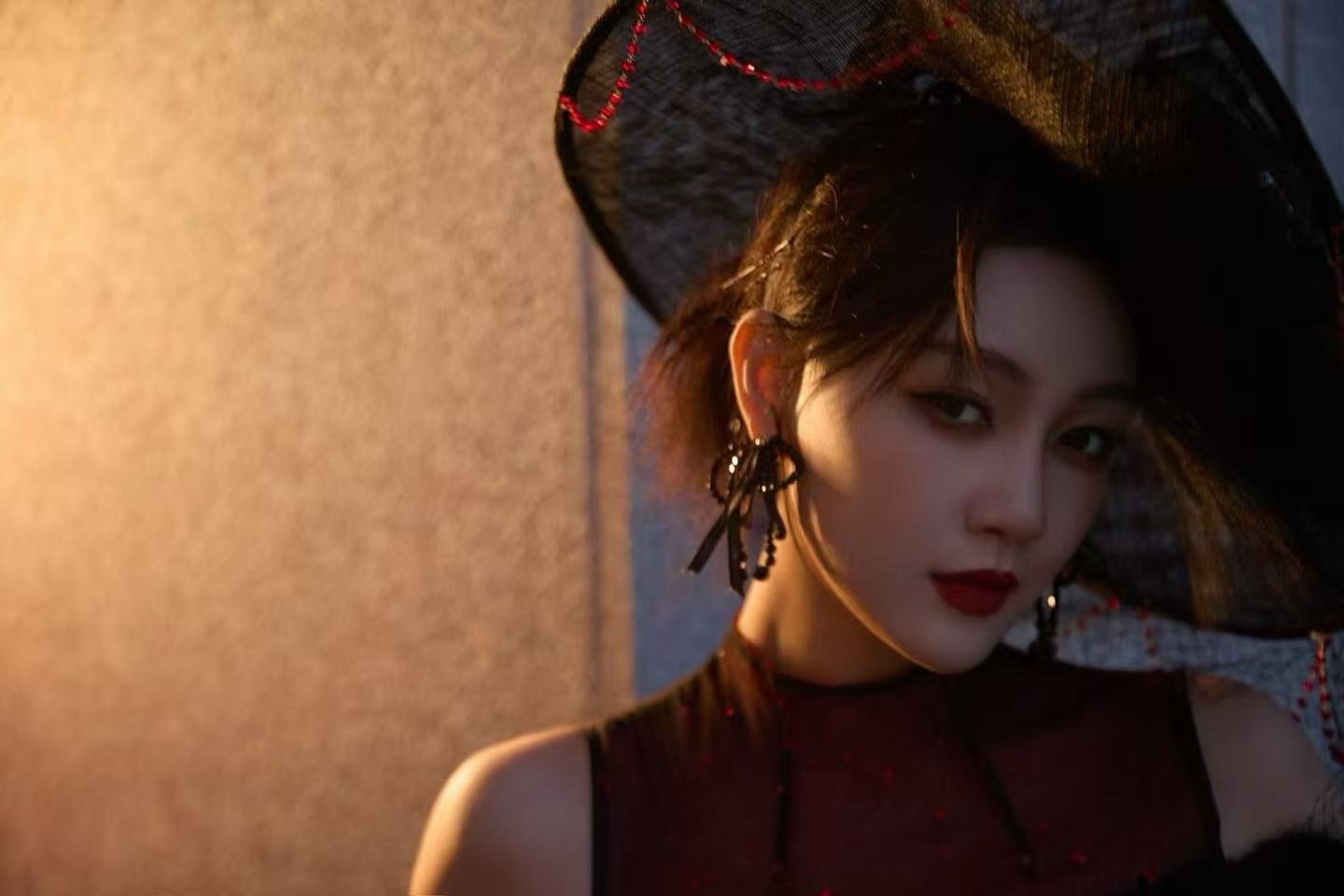 孙艺燃 亮相红毯，黑红蕾丝裙+复古礼帽+明艳红唇，美得明艳又极具张力。这氛围感绝